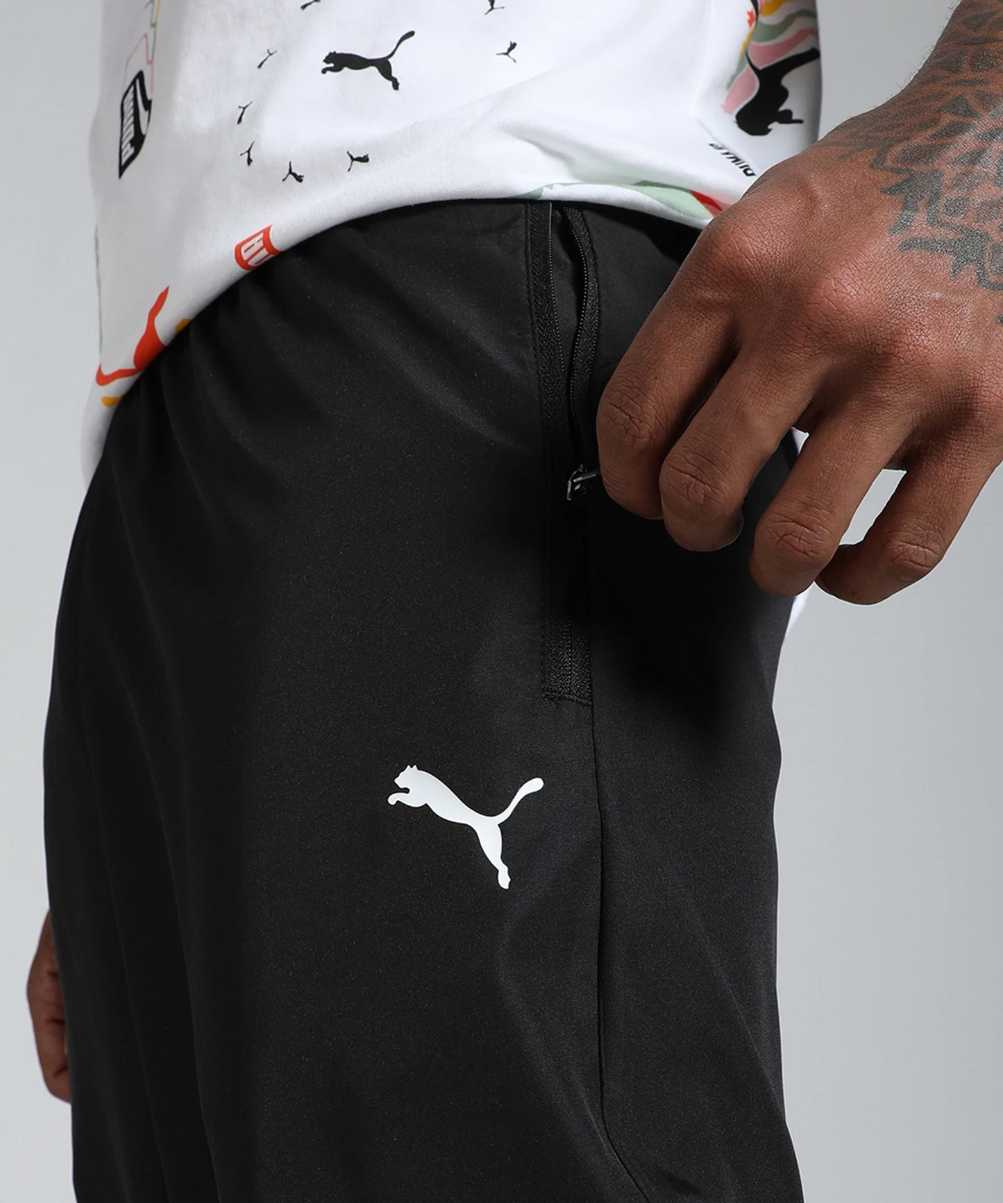68704801 ESS Zippered Woven Pants op PUMA Black