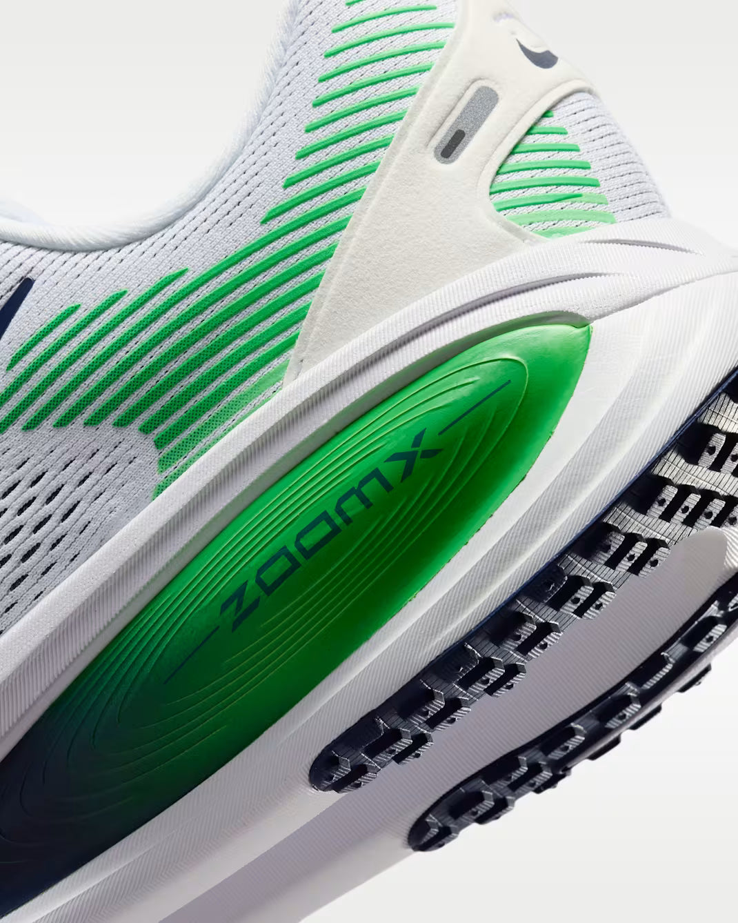 IF0514-101 Nike Vomero 18