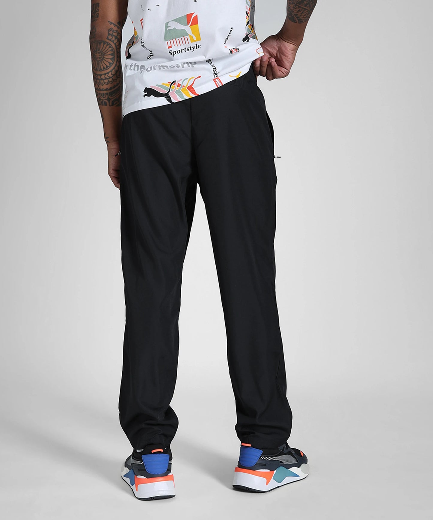 68704801 ESS Zippered Woven Pants op PUMA Black